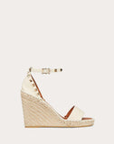 WOMEN'S VALENTINO GARAVANI ROCKSTUD DOUBLE GRAINY CALFSKIN WEDGE SANDAL 95 MM IVORY