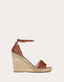 WOMEN'S VALENTINO GARAVANI GRAIN CALFSKIN LEATHER ROCKSTUD DOUBLE WEDGE SANDAL 95MM BROWN