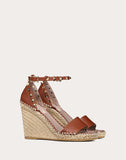 WOMEN'S VALENTINO GARAVANI GRAIN CALFSKIN LEATHER ROCKSTUD DOUBLE WEDGE SANDAL 95MM BROWN