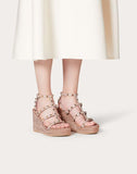 WOMEN'S VALENTINO GARAVANI ROCKSTUD ANKLE STRAP WEDGE SANDAL 95 MM POUDRE