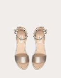 WOMEN'S VALENTINO GARAVANI ROCKSTUD DOUBLE LAMINATED GRAINY CALFSKIN LEATHER WEDGE SANDAL 105 MM CHAMPAGNE