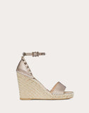 WOMEN'S VALENTINO GARAVANI ROCKSTUD DOUBLE LAMINATED GRAINY CALFSKIN LEATHER WEDGE SANDAL 105 MM CHAMPAGNE