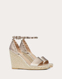 WOMEN'S VALENTINO GARAVANI ROCKSTUD DOUBLE LAMINATED GRAINY CALFSKIN LEATHER WEDGE SANDAL 105 MM CHAMPAGNE